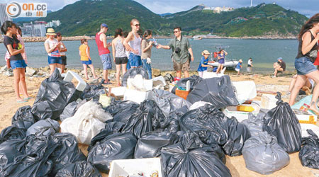 沙灘義工三小時內已收集約二百公斤垃圾。