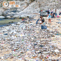 鴨脷排<br>環保團體日前號召義工到鴨脷排清理海灘垃圾。