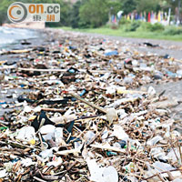 龍鼓灘<br>沙灘上有不少塑膠垃圾。
