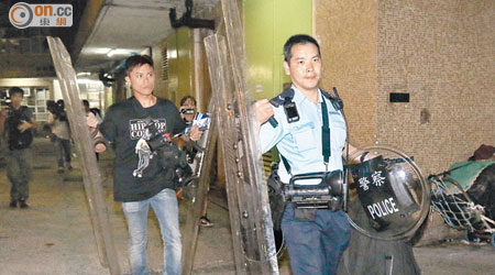 警方破門入屋將懷疑「口罩男」拘捕，期間曾帶同長盾及鐵錘等裝備到場。