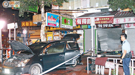 七人車倒車撞毀店舖捲閘。（胡德威攝）