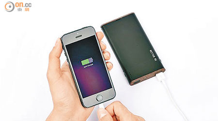 電池殼兼容多款電池供手機充電。