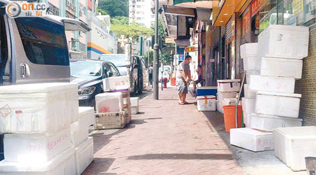 餐廳在店外馬路邊存放大量用作運送飯盒的發泡膠箱，不但暴曬且衞生欠奉。