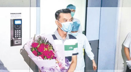 「新沙士」南韓籍患者金某於昨早康復出院。（中新社圖片）