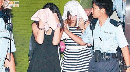 三名女子被捕帶署。（楊日權攝）