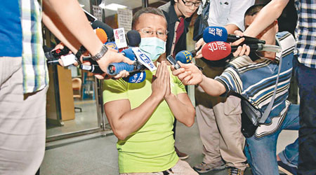 呂忠吉昨晚交保獲釋後，在鏡頭前下跪道歉。（中央社圖片）