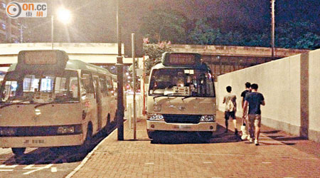 源禾路近沙田大會堂一帶常有小巴於行人路上通宵停泊。