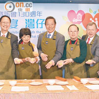 馬會主席葉錫安博士（中）、董事陳南祿（左二）及行政總裁應家柏（右二），與長者攜手製作精美甜點。
