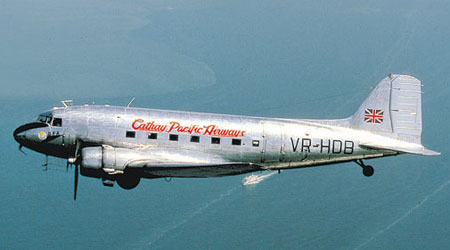 國泰首架客機是改裝DC3型螺旋槳飛機。（國泰網頁）
