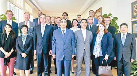 崔世安（中）與歐盟駐香港及澳門領事團談及澳門經濟發展形勢。（互聯網圖片）