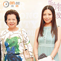 杜振源太太曹麗明（左）同細女杜泳璇到場支持善舉。