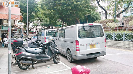 黃大仙金鳳街有違泊車輛停泊於電單車停泊處旁，造成阻礙。