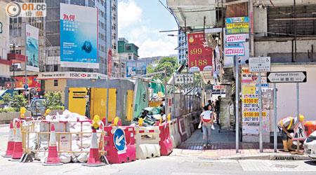 港鐵地盤內放有大型施工機器，造成噪音。