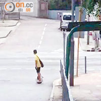「踩輪少年」從行人路轉到馬路，橫過馬路時仍踏着「風火輪」。