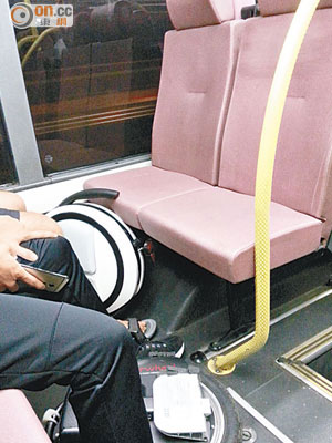 有青年攜着「風火輪」搭巴士，準備到人流較少的地方「踩一轉」。