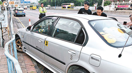 被偷私家車失控撞欄，賊人棄車逃去。（胡德威攝）