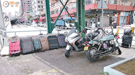 九龍城道近新山道行人天橋底被發現放置有多個行李箱，阻礙街道清潔。