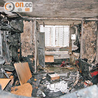 起火單位嚴重焚毀，家具付諸一炬。（曾浩坤攝）
