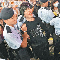 警方晚上拘捕一名本土派頭領，其他示威者試圖「搶犯」。