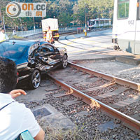 一四年屯門一名跑車司機疑看錯「孭仔燈」，被一輛輕鐵列車攔腰猛撞。