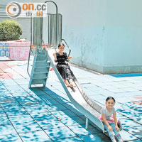 兩名南亞裔女童，在屯門安定邨邊玩滑梯邊大叫好熱。