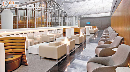 香港國際機場設有供國泰頭等艙乘客享用的貴賓室，有乘客投訴在貴賓室進食後感到不適。（資料圖片）