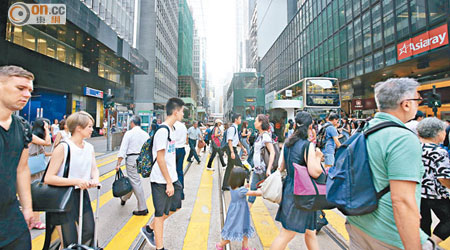 美國《全球金融雜誌》列出全球最富裕的廿三個國家和地區，香港排名第六。（黃永俊攝）