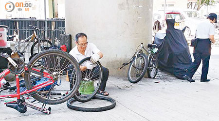 事發當日孫伯忙於維修單車，食環署人員在旁監視。（沙田新幹綫提供）