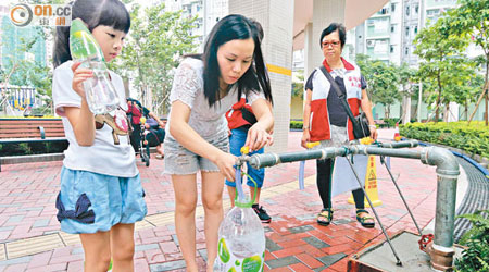 啟晴邨居民繼續到街喉取水。（何天成攝）