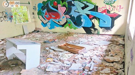 校舍牆壁被人畫滿塗鴉，地下有被遺留的「啤牌」、飲品及食物空罐。