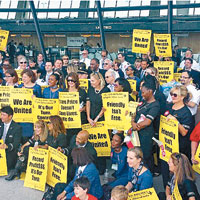華盛頓<br>華盛頓杜勒斯國際機場內，有為數不少的聯合航空員工示威。（互聯網圖片）