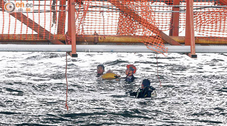 墮海老翁由消防蛙人救起，惟送院後不治。（戴展邦攝）