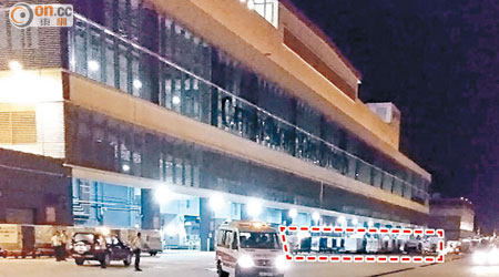涉事拖車（紅框示）停泊在貨運站外，警方在場調查。（讀者提供）