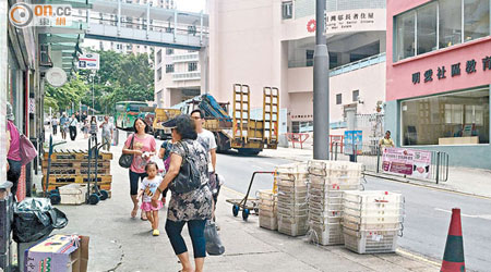 田灣街有超級市場經常在店外放置大量雜物，被指對行人構成不便及危險。