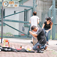 死者親友等人到場路祭。（曾志恒攝）