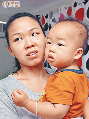 血鉛超標的吳太指一直為一歲半女兒餵哺人奶，對此非常憂心。（黃永俊攝）