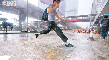 歷今年最長黃雨，市民出街過路亦不方便。（黃永俊攝）