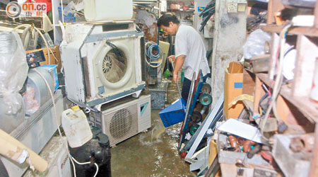 工程公司職員在薄扶林村忙於清理積水。