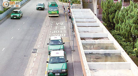屯門鄉事會路有的士站上蓋每逢雨天後積水，容易孳生蚊蟲。