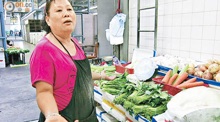 經營菜檔的葉女士不滿食環署未有改善街市環境，令檔戶「個個月都蝕錢」。