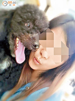 割脈女戶主與愛犬「毛毛」合照。（讀者提供）