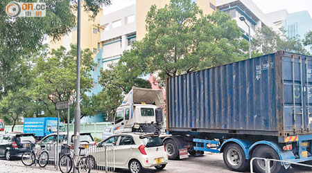 大盛街常有車輛停泊於行人過路處，重型車輛駛過時要小心翼翼。