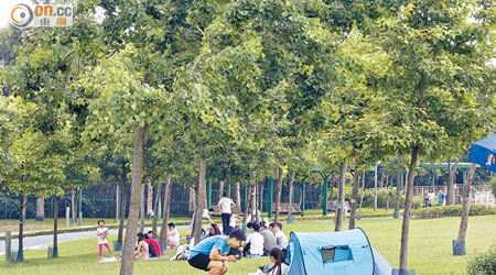 佐敦谷<br>在佐敦谷公園，有家庭帶備「即開帳篷」，方便放置個人物品及「遮蔭」。
