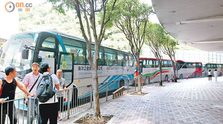 有運輸團體昨發動卅輛旅遊巴慢駛遊行，抗議運輸當局的不平等公共交通政策。（羅錦鴻攝）