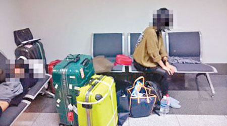 旅客在微博發放被困馬尼拉時圖片，各人被迫坐困細小房間一整夜。（「黃菜菜小貝瑞」微博截圖）