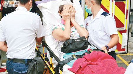 香港仔 <br>被飛竹擊傷頭的老婦送院治理。（馬竟峯攝）