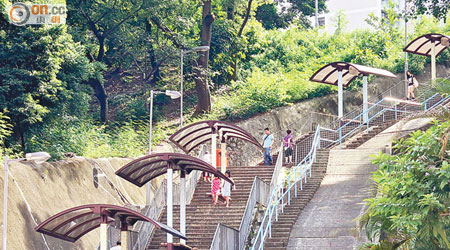 「百步梯」依山而建，為居民前往禾塘咀街一帶的主要通道。