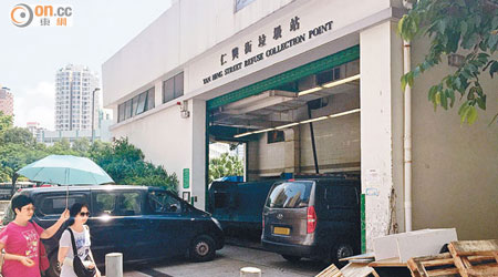 大埔仁興街垃圾站有承辦商車輛停泊於行人路。