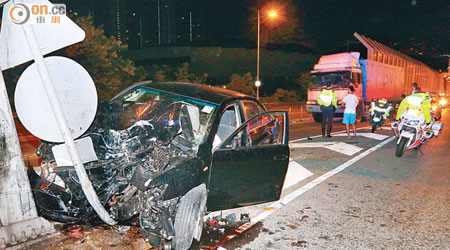 肇事房車猛撼「龍門架」，路牌亦撞毀。（麥少鋒攝）