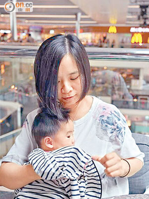 崔太表示，沙田某商場咖啡店容許她使用餵奶巾為兒子餵母乳。（受訪者提供）